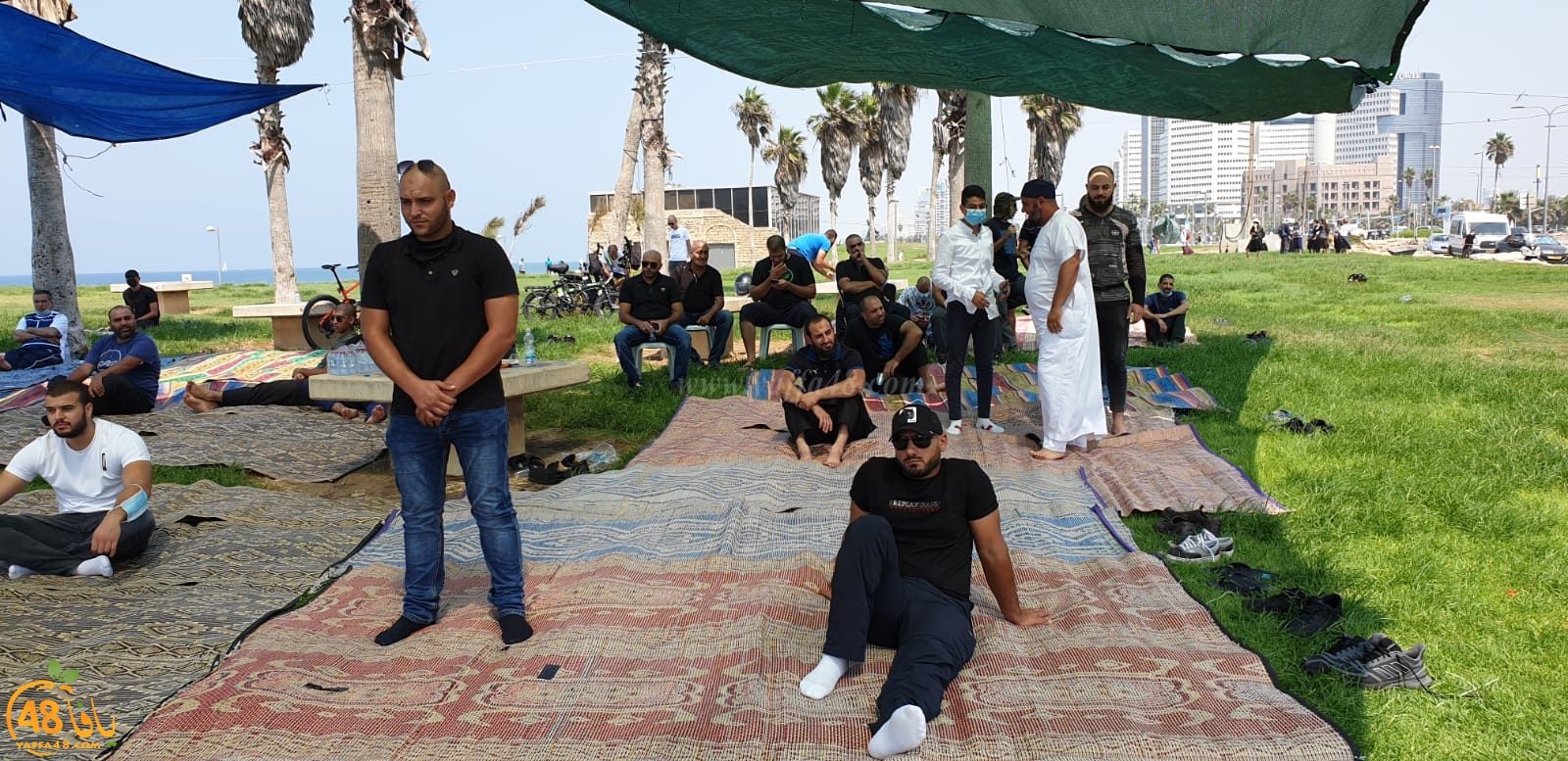صور: صلاة الجمعة من أمام مقبرة الاسعاف الاسلامية بيافا للشيخ عصام سطل 